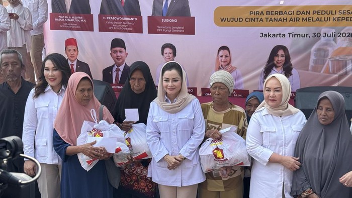 PIRA Gerindra Bagikan Ribuan Sembako ke Warga Jaktim, Ungkap Arahan Prabowo untuk Terus Hadir di Tengah Masyarakat