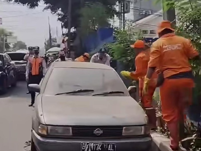 Sedan Terbengkalai di Tebet Akhirnya Dievakuasi, Dishub Bertindak Setelah Sepekan Terparkir di Bahu Jalan